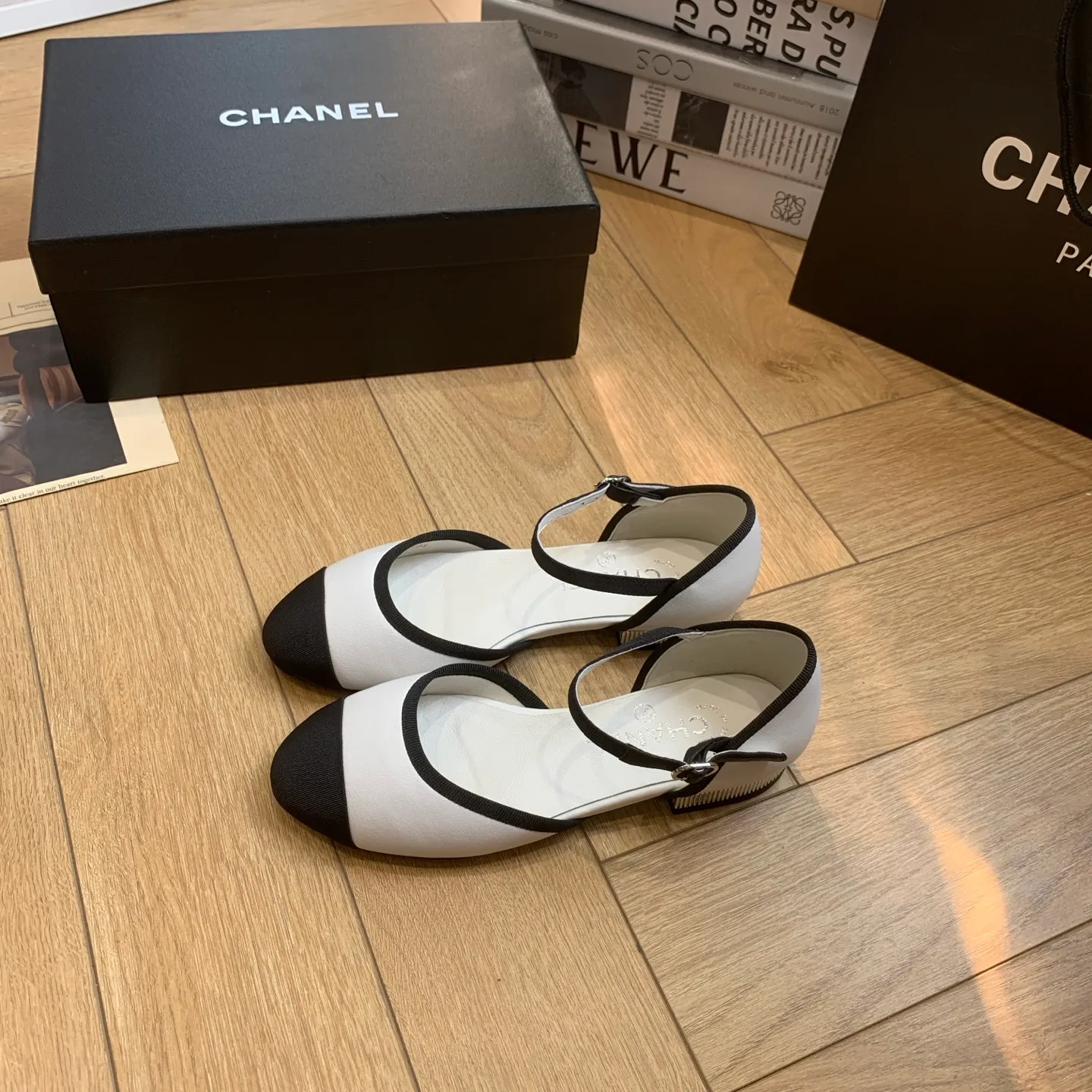 👟👟Ex-factory price 520👟👟 🍀Chanel Xiaoxiang 25ss early spring new model, diamond pattern, thick heel Mary Jane shoes, retro French elegance, full of high-end sense, diamond hollow Mary Jane sandals, a very popular pair of sandals recently! The exposed-leg design directly lengthens your legs! Very white fairy style. A complete interpretation of French romance! Soft and delicate, the foot feels 100% comfortable, beautiful and ultra-feminine at the same time, ▪Fabric: Made of original imported cowhide ▪Inner foot pad: sheepskin ▪Sole: Original customized Italian leather outsole ▪Size: 35-39 (40 41 custom-made, non-refundable) 👉